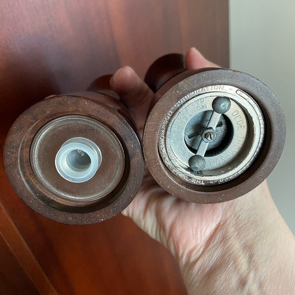 Olde Thompson Vintage Wooden Salt Shaker & Pepper Grinder Made in USA - Picture 6 of 7